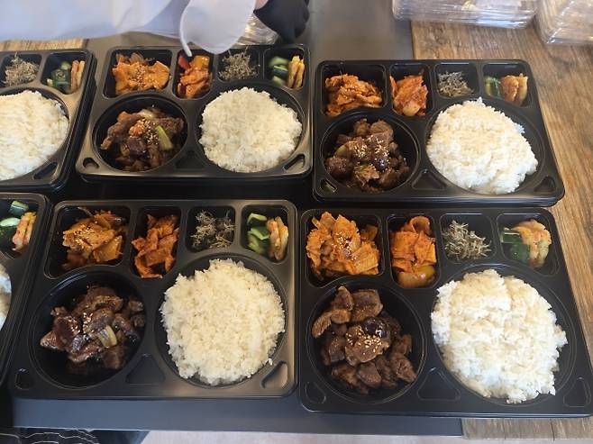 9일(현지시간) 이탈리아 밀라노에서 열린 대한체육회가 운영하는 급식지원센터 공개 미디어행사가 진행되어 선수들에게 공급될 도시락을 선보이고 있다. 2026.02.09 뉴시스