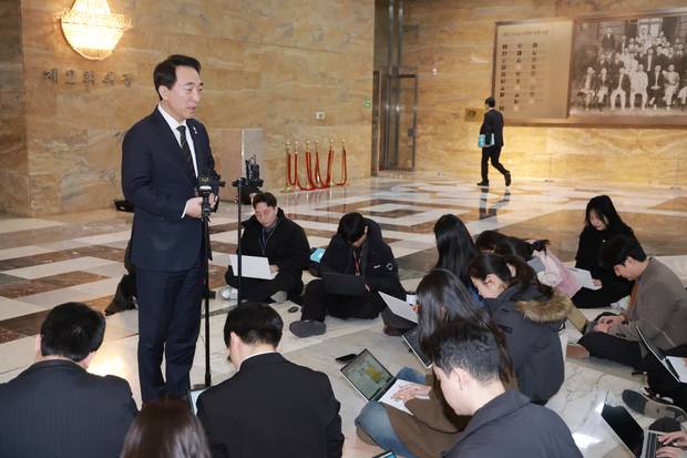 박수현 더불어민주당 수석대변인이 10일 국회에서 조국혁신당과의 합당 논의를 주제로 열린 비공개 의원총회를 마치고 논의 내용을 브리핑하고 있다.  연합뉴스