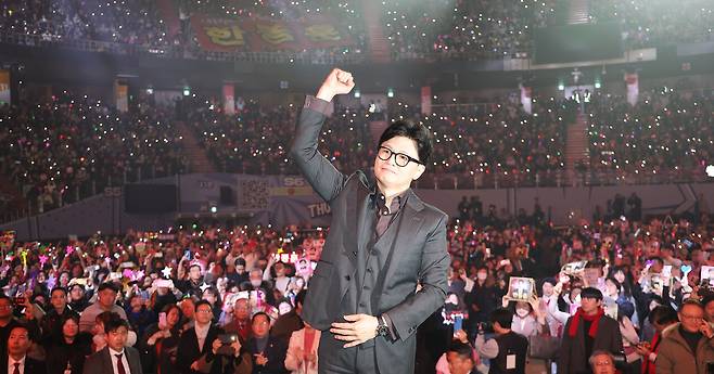 2월8일 한동훈 전 국민의힘 대표가 서울 송파구 잠실실내체육관에서 열린 토크콘서트에서 주먹을 들어올리고 있다. ⓒ연합뉴스