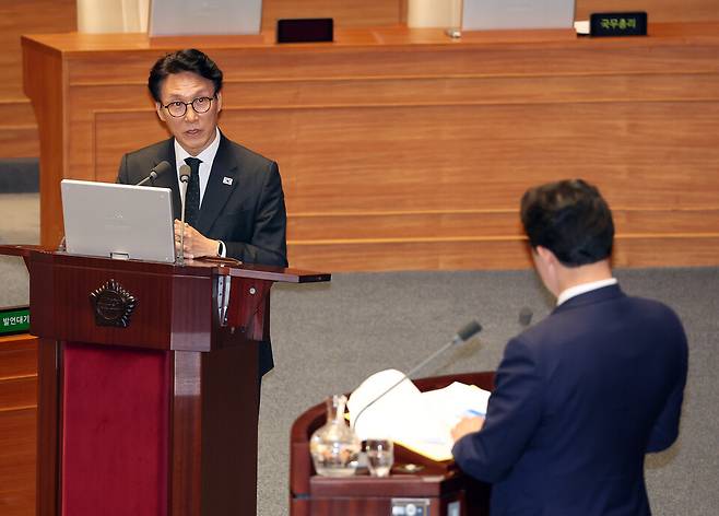 김민석 총리가 10일 국회 본회의장에서 열린 경제 분야 대정부질문에서 윤영석 국민의힘 의원의 질문에 답하고 있다. ⓒ연합뉴스