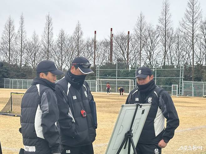 광주 이정규 감독(가운데)이 10일 남해스포츠파크에서 진행된 2차 동계전지훈련 도중 코치진과 전술을 상의하고 있다. 남해|백현기 기자 hkbaek@donga.com