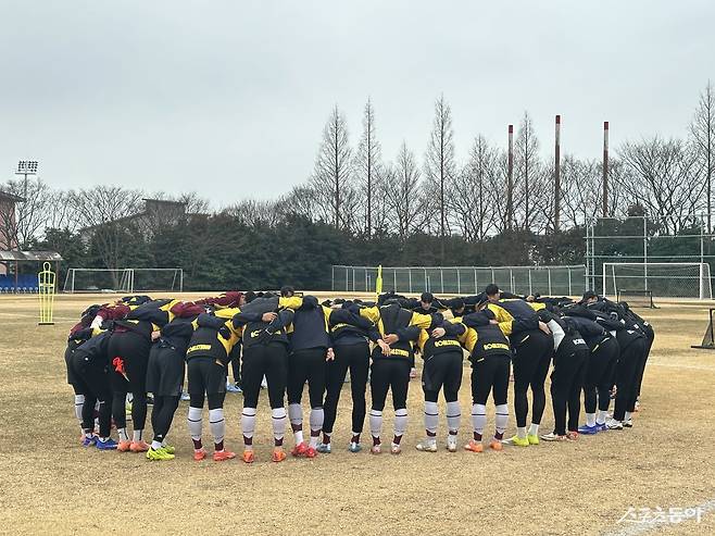 광주 선수들이 10일 남해스포츠파크에서 진행된 2차 동계전지훈련 도중 한데 모여 의지를 다지고 있다. 남해|백현기 기자 hkbaek@donga.com