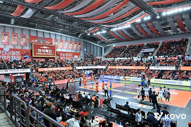 8일 부산 강서체육관에서 OK저축은행과 삼성화재 경기를 앞두고 전석 매진을 알리는 문구가 전광판에 떠있다. KOVO 제공