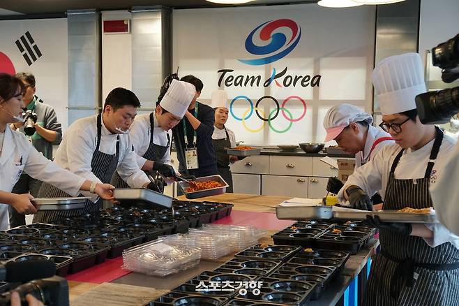 이탈리아 밀라노에 위치한 대한체육회 급식 지원센터 직원들이 지난 9일 완성된 음식을 도시락에 정성껏 담고 있다. 밀라노|이정호기자