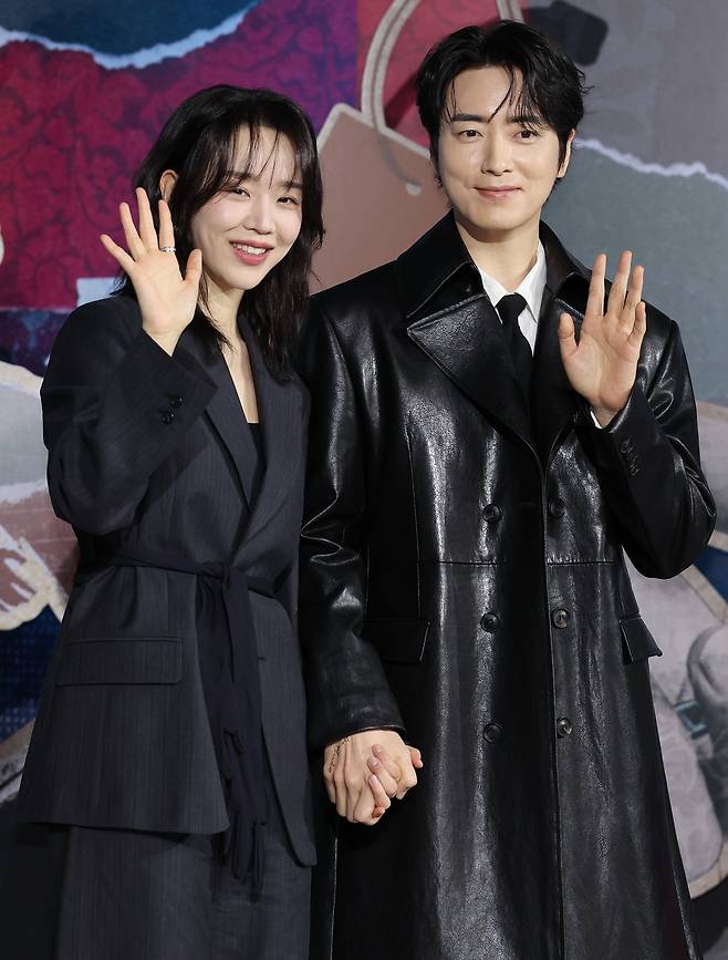 배우 신혜선(왼쪽)과 이준혁이 10일 서울 중구 앰배서더서울풀만호텔에서 열린 넷플릭스 드라마 ‘레이디 두아’ 제작발표회에서 포즈를 취하고 있다. 연합뉴스