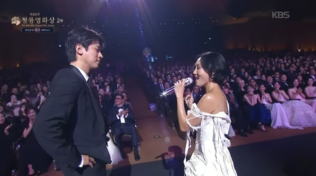 지난해 11월 열린 청룡영화제에서 가수 화사와 합동무대를 꾸민 배우 박정민(왼쪽). 사진 KBS2 방송화면 캡쳐