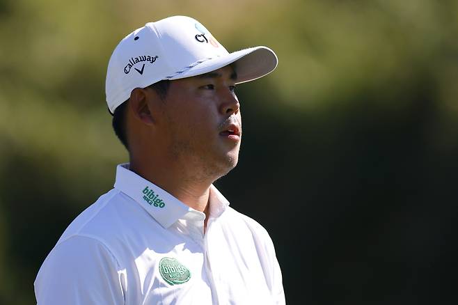 김시우가 지난 9일 미국 애리조나주 TPC 스코츠데일 스타디움 코스에서 열린 PGA투어 피닉스 오픈 최종 라운드 도중 5번 홀 티잉 구역에서 어딘가를 응시하고 있다. 게티이미지코리아