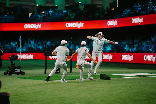 더베이GC의 닐 시플리(오른쪽)가 10일 LA GC와의 TGL 경기 도중 홀인원을 한 뒤 기뻐하고 있다. TGL 홈페이지 캡처