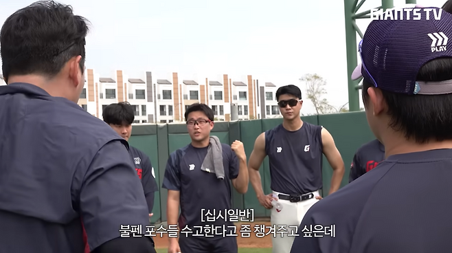 투수진과 의견을 교환하는 롯데 박세웅. 자이언츠TV 캡처