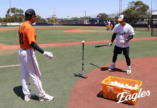 ▲ 코칭스태프와 선배들의 조언 속에 캠프 기간 중 기량이 무럭무럭 자라고 있다는 평가를 받는 오재원 ⓒ한화이글스