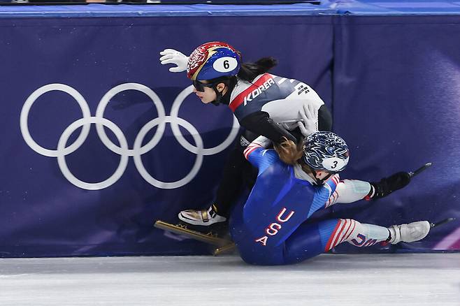 ▲ 10일 쇼트트랙 스피드스케이팅 혼성 2000m 계주 준결승전에서 나온 김길리와 코린 스토다드의 충돌 장면. 스토다드는 이날 여자 500m와 혼성 2000m 계주 준준결승전에서도 미끄러져 넘어지는 장면이 있었다. 곽윤기 김아랑 해설위원은 준준결승이 끝난 뒤 스토다드가 같은 실수를 반복하고 있다며 우려했는데, 결국 준결승전에서 한국이 그의 세 번째 실수에 당하고 말았다. ⓒ 연합뉴스