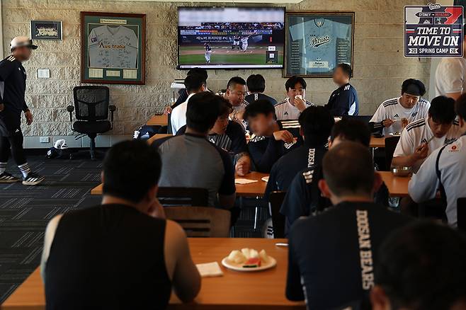 두산 선수들이 호주 시드니 캠프에서 텔레비전을 통해 식사 시간에도 전력 분석에 한창이다. /사진=두산 베어스 제공