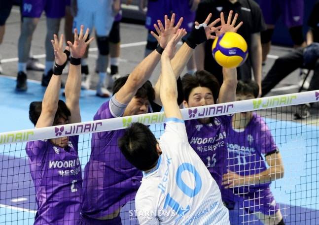 우리카드 선수들이 10일 대한항공전 정지석의 공격을 막아내고 있다. /사진=강영조 선임기자