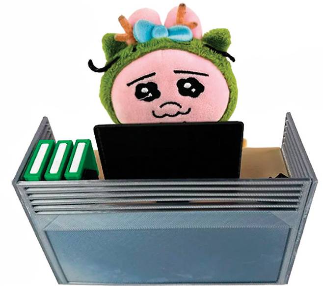 함께 일하는 듯한 느낌을 주는 인형과 데스크테리어 미니어처. ‘청년토이’ 에이블리 스토어 캡처