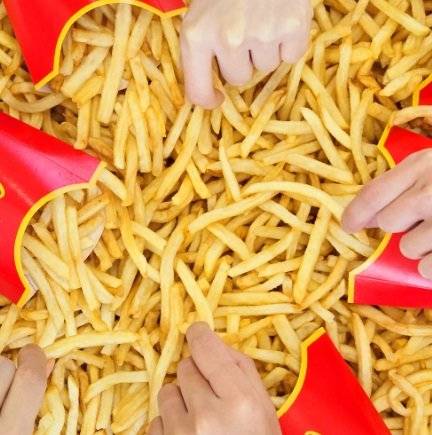 감자튀김을 좋아하는 사람들이 모여 감자튀김을 산처럼 쌓아두고 함께 먹는 모습. 인스타그램 ‘mcdonalds_kr’ 계정 캡처