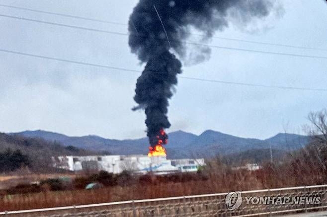 유류저장탱크서 불 (경산=연합뉴스) 10일 오전 경북 경산시 하양읍 대한송유관공사 영남지사 옥외 유류저장 탱크에서 불이 나 검은 연기가 하늘로 솟구치고 있다. 2026.2.10 [독자 제공. 재판매 및 DB 금지] sds123@yna.co.kr