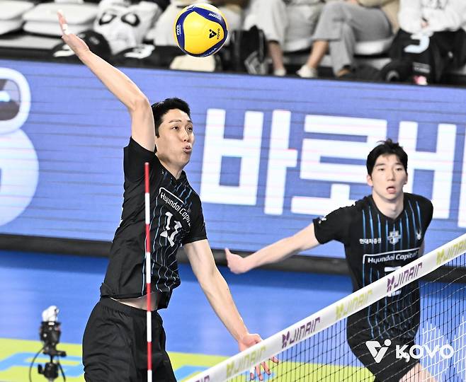 공격하는 현대캐피탈의 최민호(왼쪽) [한국배구연맹 제공. 재판매 및 DB 금지]