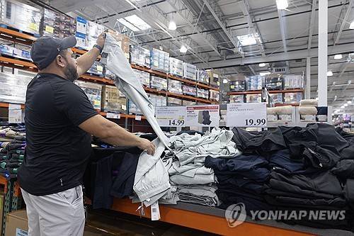미국 코스트코에서 옷 고르는 쇼핑객 [EPA 연합뉴스 자료사진]