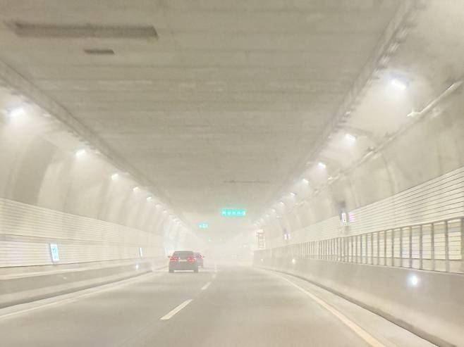 개통 첫날 먼지로 뿌연 모습 [손형주 기자]