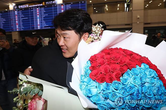 스노보드 은메달 김상겸, 가족 환대 속 귀국 (영종도=연합뉴스) 임화영 기자 = 2026 밀라노·코르티나담페초 동계 올림픽 스노보드 남자 평행대회전에서 은메달을 차지한 김상겸이 10일 인천국제공항을 통해 귀국해 가족과 포옹하고 있다. 2026.2.10 hwayoung7@yna.co.kr