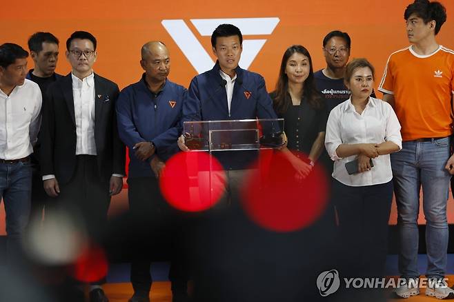 태국 야당 국민당 지난 8일(현지시간) 태국 방콕에서 낫타퐁 르엉빤야웃 국민당 대표(가운데)가 총선 패배를 인정하는 기자회견을 하고 있다.
[EPA 연합뉴스 자료사진. 재판매 및 DB 금지]