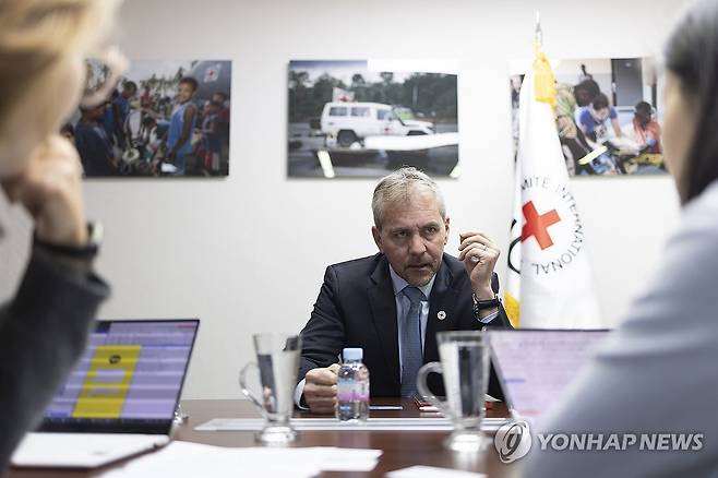 인터뷰하는 니콜라이 반 악스 ICRC 중동 본부장 (서울=연합뉴스) 윤동진 기자 = 니콜라이 반 악스 국제적십자위원회(ICRC) 중동 지역 본부장이 9일 서울 중구 ICRC 한국사무소에서 연합뉴스와 인터뷰를 하고 있다. 2026.2.10 mon@yna.co.kr