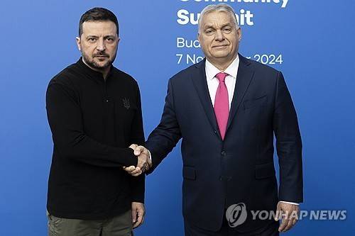 젤렌스키 우크라이나 대통령과 오르반 빅토르 헝가리 총리 (부다페스트 EPA=연합뉴스 자료사진) 2025년 11월 7일 헝가리 수도 부다페스트에서 열린 제5차 유럽정치공동체(EPC) 정상회의에서 볼로디미르 젤렌스키(왼쪽) 우크라이나 대통령이 오르반 빅토르(오른쪽) 헝가리 총리와 악수하고 있다. (EPA/VIVIEN CHER BENKO HANDOUT - EDITORIAL USE ONLY) [헝가리 총리실 제공 사진. 보도용으로만 사용 가능. 판매 금지] 2026.2.10.