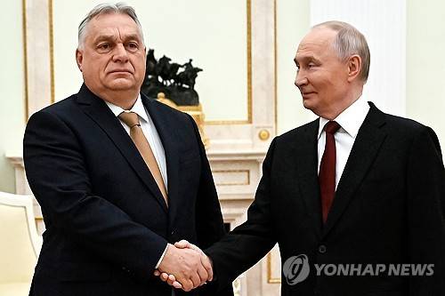오르반 헝가리 총리와 푸틴 러시아 대통령 (모스크바 AP=연합뉴스) 2025년 11월 28일 러시아 수도 모스크바의 크렘린궁에서 만나 악수하는 오르반 빅토르(왼쪽) 헝가리 총리와 블라디미르 푸틴(오른쪽) 러시아 대통령. (Alexander Nemenov/Pool Photo via AP, File) 2026.2.10.