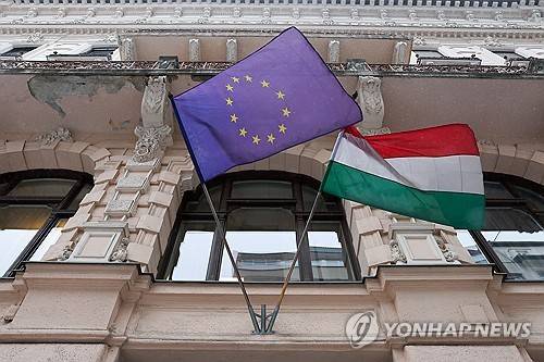EU 기와 헝가리 국기 (부다페스트 타스=연합뉴스 자료사진) 2026년 2월 3일 EU 회원국인 헝가리의 수도 부다페스트의 한 건물에서 EU 기와 헝가리 국기나 나부끼고 있다. (Alexander Ryumin/TASS)