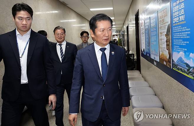 '혁신당 합당' 비공개 의총 마친 민주당 (서울=연합뉴스) 이동해 기자 = 더불어민주당 정청래 대표가 10일 국회에서 조국혁신당과의 합당 논의를 주제로 비공개로 열린 의원총회를 마친 뒤 당 대표실을 향해 이동하고 있다. 2026.2.10 eastsea@yna.co.kr