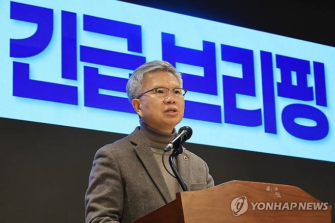 입장문 발표하는 김택우 의사협회장 (서울=연합뉴스) 최재구 기자 = 김택우 대한의사협회 회장이 10일 서울 용산구 의협회관에서 의대정원 증원 등과 관련한 긴급브리핑을 하며 입장문을 발표하고 있다. 2026.2.10 jjaeck9@yna.co.kr