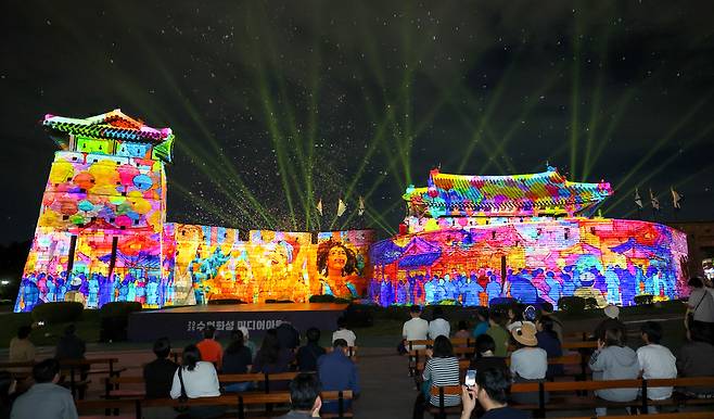 ▲ 2025 수원화성 미디어아트 개막을 앞둔 지난 23일 오후 수원시 팔달구 수원화성 화서문 일대에서 미디어아트쇼 리허설이 진행되고 있다. 올해로 5회째를 맞는 2025 수원화성 미디어아트 '만천명월: 정조의 꿈, 빛이 되다 새빛 향연은 이달 27일부터 다음 달 12일까지 이어지며, 화서문을 중심으로 수원화성 4대문을 연결하는 초대형 라이팅과 다양한 반응형·체험형 미디어아트를 만날 수 있다./전광현 기자 maggie@incheonilbo.com