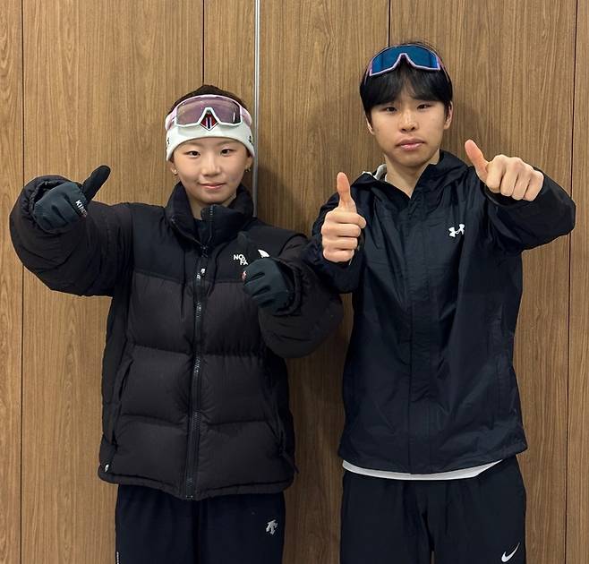 10일 강원 평창에서 열린 제40회 회장컵 전국바이애슬론대회 스프린트 경기가 끝난 뒤 포천 일동고의 이주희와 이태민이 기념사진을 찍고 있다. 사진=일동고등학교