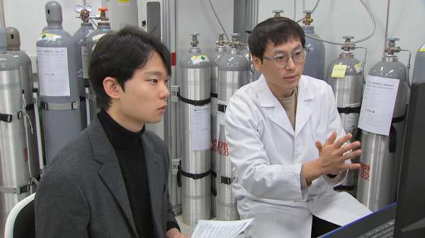 한국표준과학연구원에서 만난 조형준 기자(왼쪽)와 권기창 표준연 첨단소재측정그룹 책임연구원