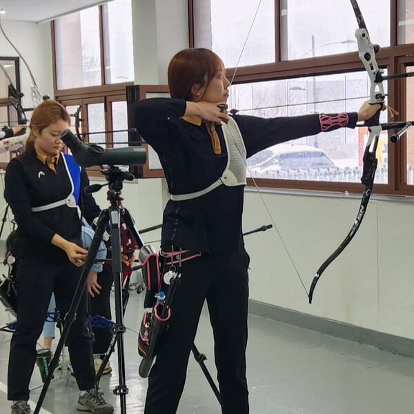 올해 광주여대 주장을 맡은 이수연(23)씨. 과녁을 향해 정조준하고 있다. 이정준 기자