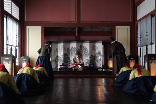 ◇국문을 받고 있는 신하들의 비명소리를 들으며 괴로워 하는 단종.