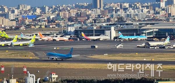 제주공항 활주로와 계류장. ⓒ헤드라인제주