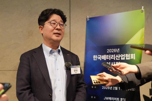 엄기천 포스코퓨처엠 대표이사 사장이 11일 오전 서울 서초구 JW메리어트호텔에서 열린 '2026년 한국배터리산업협회 이사회' 직후 기자들과 만나 질문에 답하고 있다.&nbsp;[사진=포스코퓨처엠]