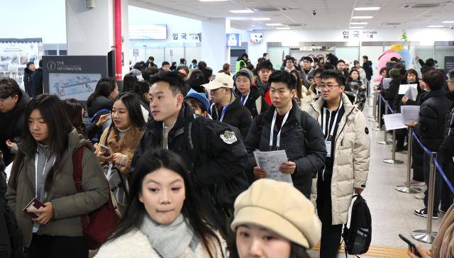 중국의 '한일령'(限日令) 여파로 중국발 크루즈 인천항 입항이 급증하고 있는 가운데 6일 오전 인천 연수구 국제크루즈터미널에 입항한 MSC 벨리시마호(17만t급)의 중국인 관광객 3000여명이 입국하고 있다. [사진=연합뉴스]