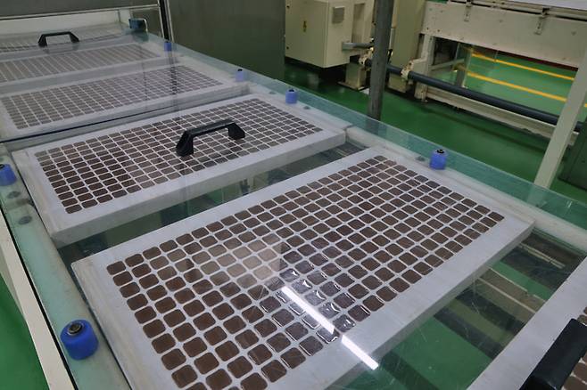 모양을 만들고 있는 ABC초콜릿./사진=롯데웰푸드