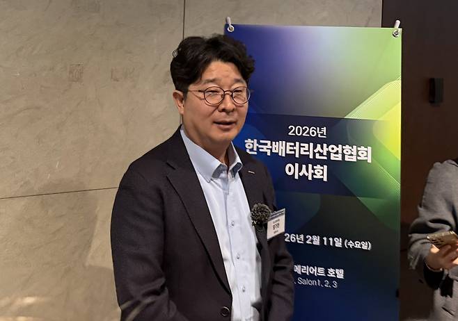 엄기천 포스코퓨처엠 대표이사가 11일 서울 서초구 JW메리어트 호텔에서 열린 2026년 한국배터리산업협회 이사회 후 기자들과 만나 인터뷰하고 있다. 김민서 기자 viajeporlune@