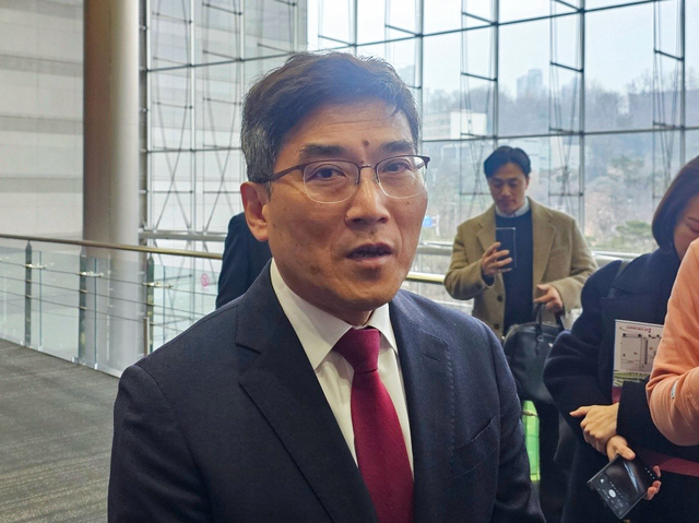 송재혁 삼성전자 최고기술책임자(CTO) 사장이 11일 서울 강남구 코엑스에서 열린 ‘세미콘코리아 2026’에서 기자들의 질문에 답변하고 있다. 연합뉴스