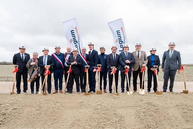 프롤로지움 덩케르크 기가팩토리 기공식 참석자들이 기념촬영을 하고 있다. (사진=프롤로지움)