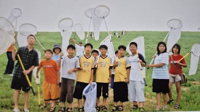 홀로세생태학교에서 곤충 채집. (사진 이강운 대기자)/뉴스펭귄 