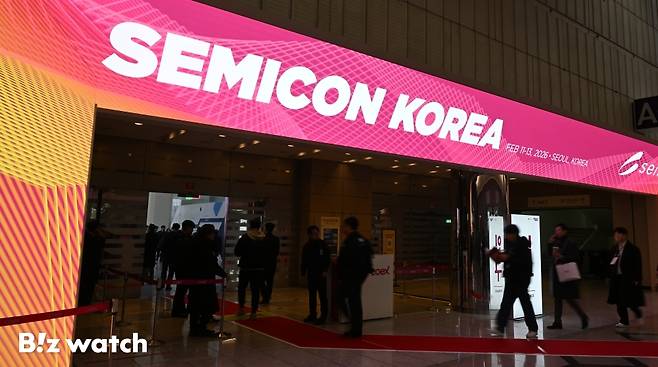 인공지능(AI) 확산으로 반도체 산업이 새로운 성장 국면에 접어든 가운데 11일 서울 삼성동 코엑스에서 '세미콘 코리아 2026'이 개막하고 있다./사진=이명근 기자 qwe123@