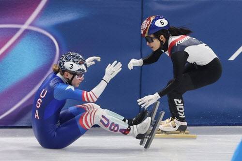 김길리 앞에서 넘어진 커린 스토더드. 사진=연합뉴스