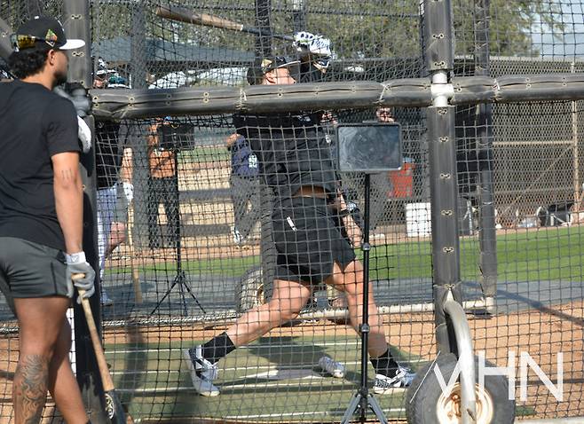 (무라카미가 11일 스프링캠프에서 타격훈련을 하고 있다)