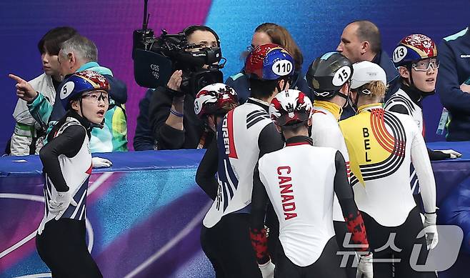 쇼트트랙 대표팀 최민정과 임종언이 10일(현지시간) 이탈리아 밀라노 아이스 스케이팅 아레나에서 열린 2026 밀라노·코르티나담페초 동계올림픽 쇼트트랙 혼성 2000m 계주 준결승에서 경기를 마친 후 기록을 확인하고 있다. 2026.2.10 ⓒ 뉴스1 김성진 기자