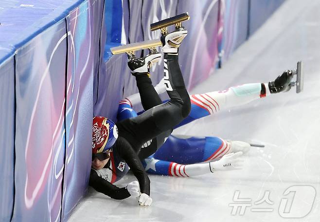 쇼트트랙 대표팀 김길리가 10일(현지시간) 이탈리아 밀라노 아이스 스케이팅 아레나에서 열린 혼성 2,000m 계주 준결승에서 미국 선수와 충돌하며 넘어지고 있다. 2026.2.10 ⓒ 뉴스1 김진환 기자