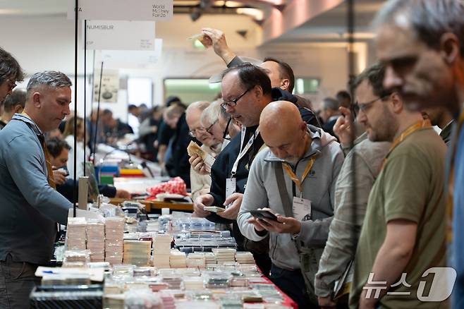박람회 내 판매 부스에서 관람객들이 다양한 화폐를 구경하고 있다.(한국조폐공사 제공.재판매 및 DB금지)/뉴스1